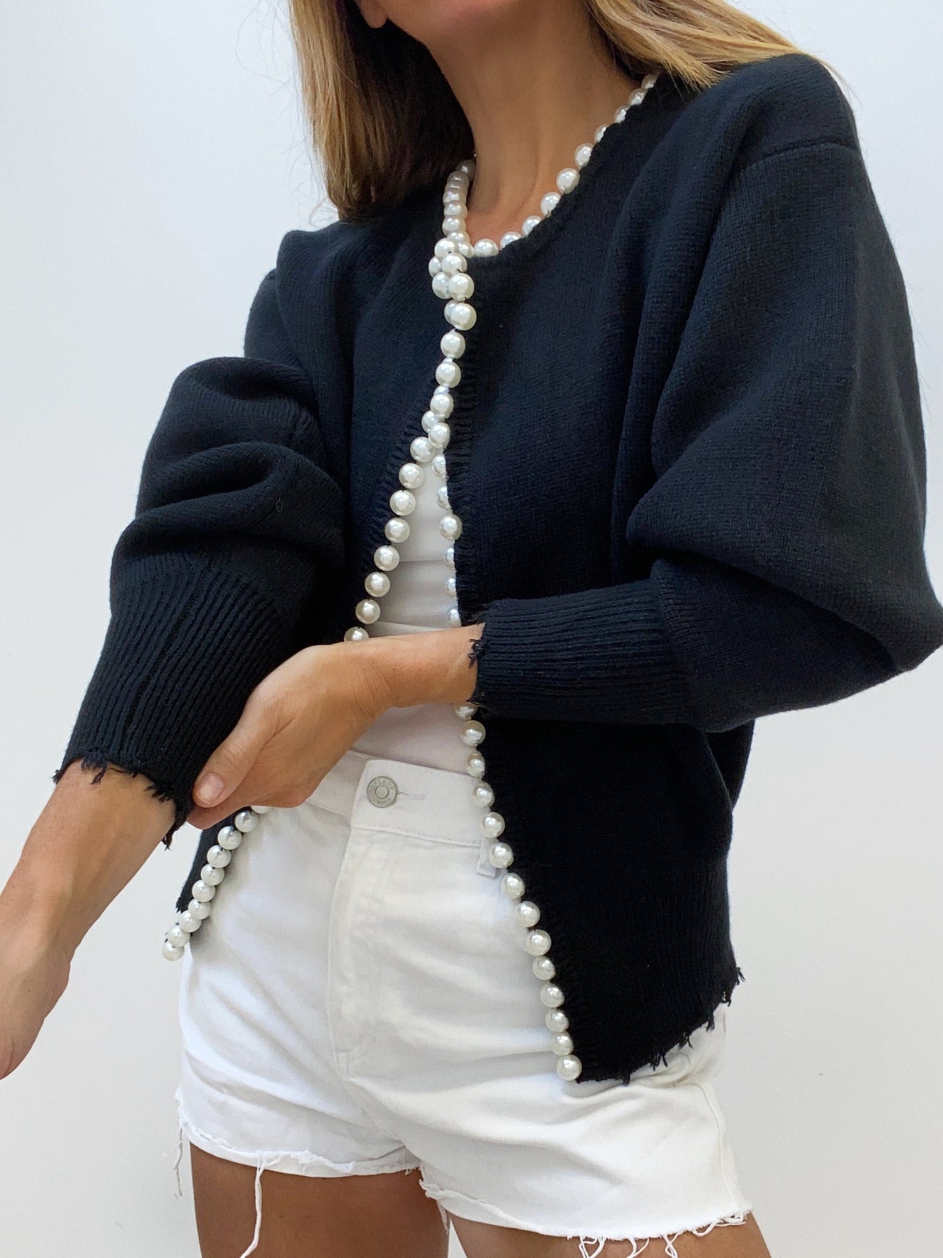 Cardigan con orlo strappato e rifiniture in perle